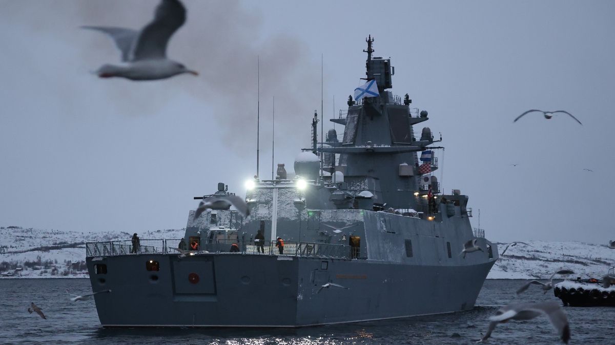 Ruská fregata s hypersonickými střelami proplula Lamanšským průlivem, sledují ji válečné lodě